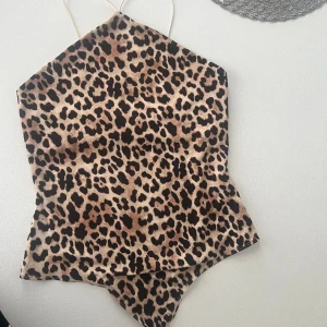 Leopardmönstrad body - Helt ny och oanvänd. Storlek M, passar s/m.