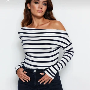 Randig exaxlad tröja - Helt ny och oanvänd. Storlek L men liten i storlek, passar mer en S/M. Marinblå/vit randig.