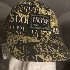 Versace keps  - Köpte den i somras är inte nöjd med den, pris kan diskuteras 