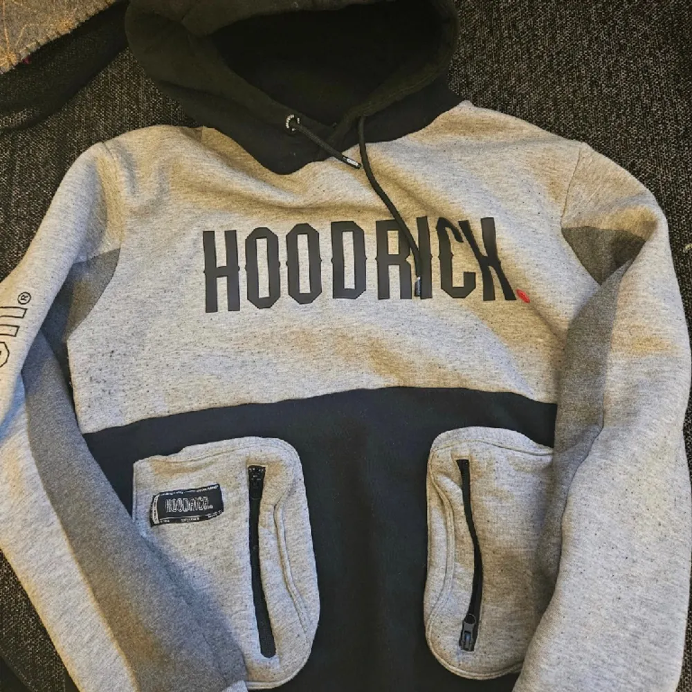 En Hoodrich tröja använd men inga skador 😁👍. Hoodies.