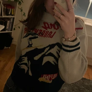 Stickad tröja - Stickad tröja med berg tryck💗