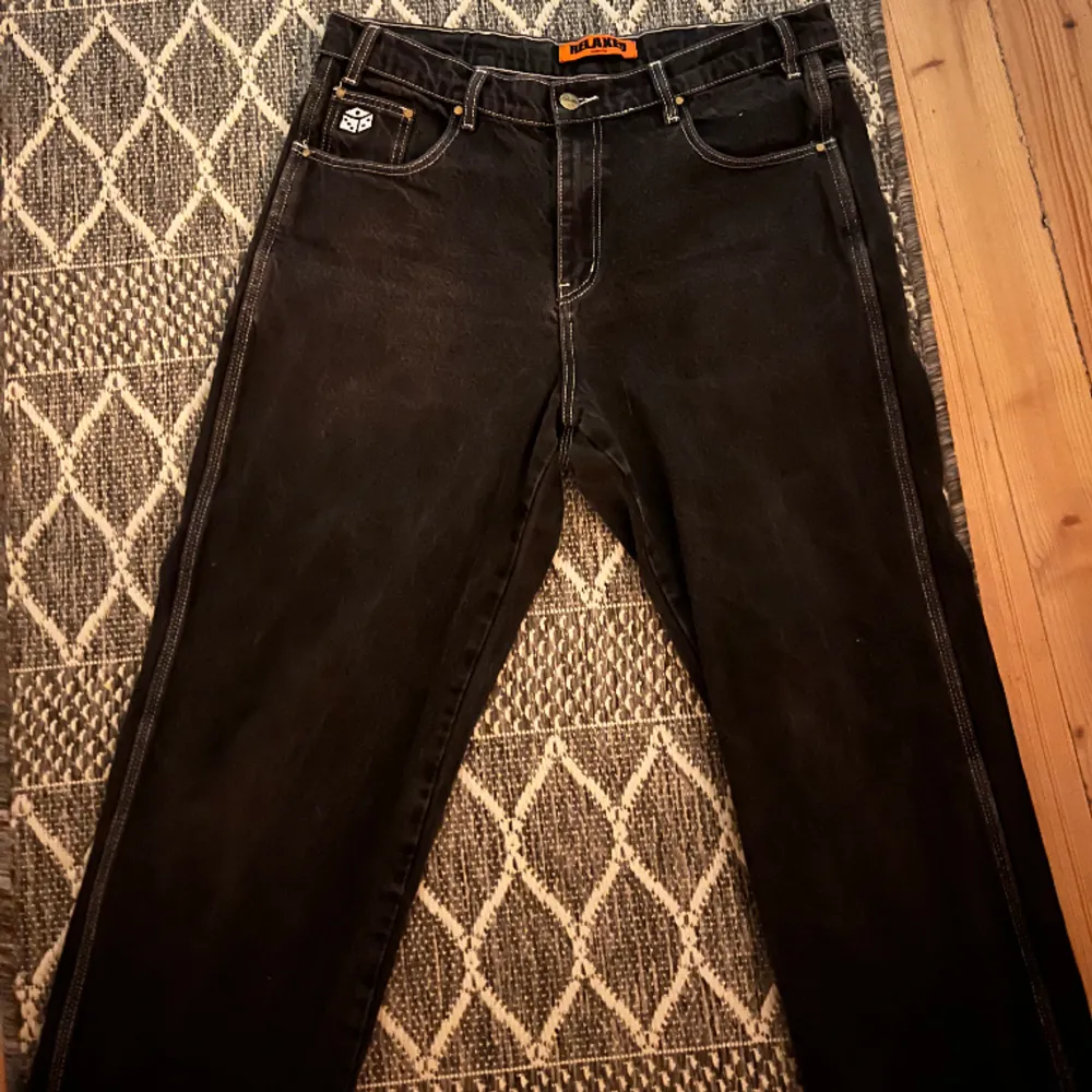 Jeansen är i nytt skick och har en fin wash. Storlek W34 L32 Köparen står för frakt.. Jeans & Byxor.