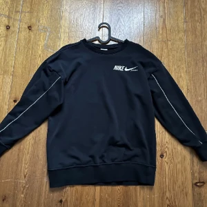 Nike tröja - Tröja från Nike, använd fåtal gånger i bra skick🤍, står storlek XS men den passar även S då den är oversized💗