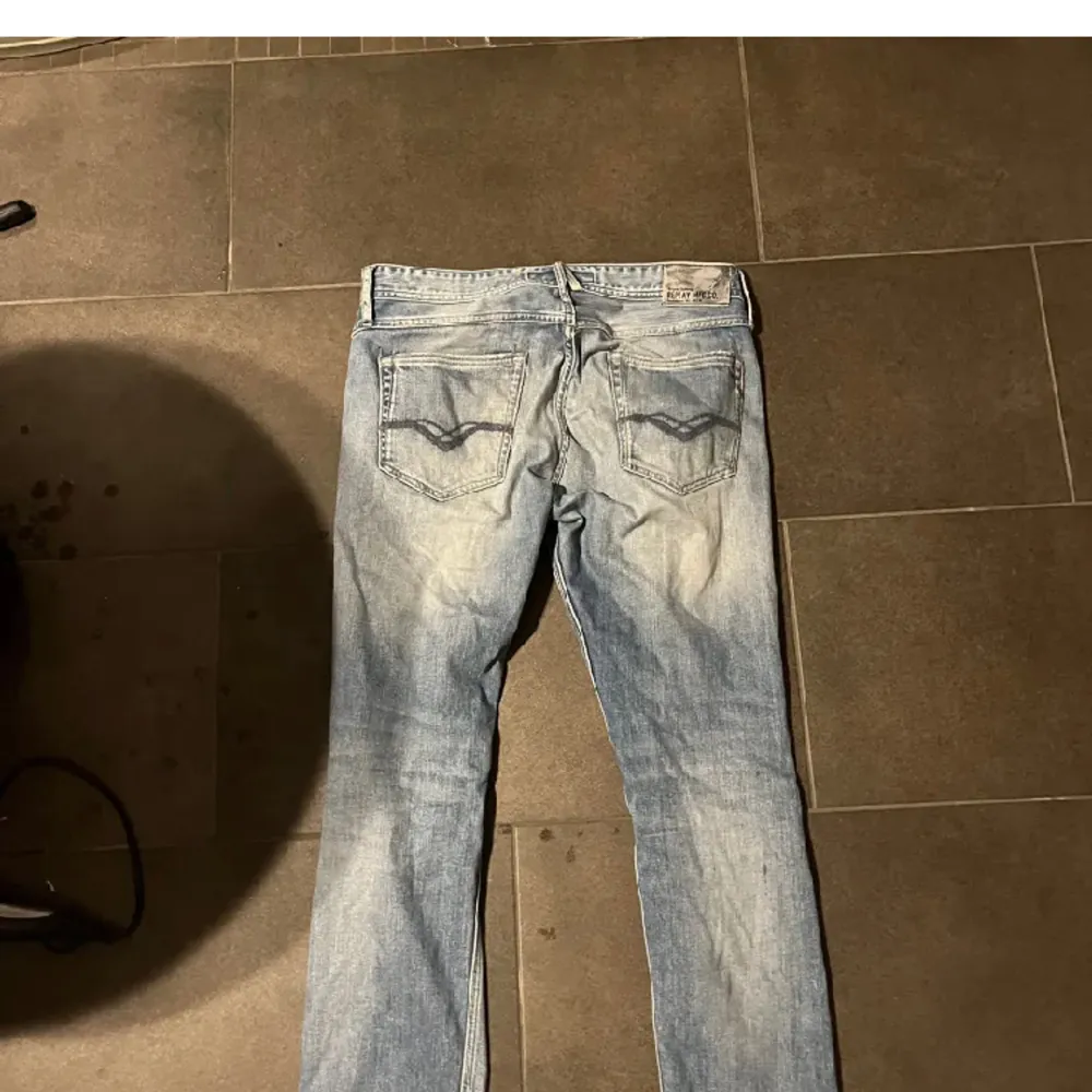 Säljer dessa skit feta replay jeans i modellen Jondrill. Säljer då de är för stora för mig. Priset går alltid att diskutera, de är i använt men ändå väldigt bra skick.. Jeans & Byxor.