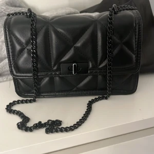 Väska - Använd ej köp nu Svart ”läder” väska från zalando Bra skick Ändast lite färg som saknas på ”knappen”