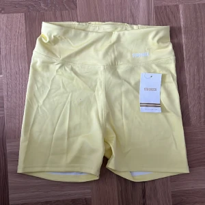 Stronger shorts - Helt nya. Aldrig använda. Fin gul färg 💛