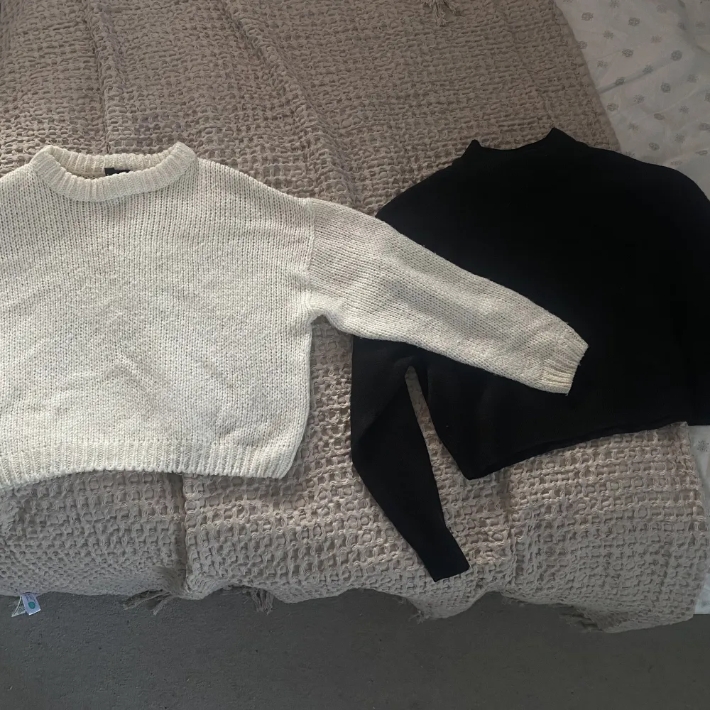 Två superfina stickade tröjor i bra skick båda för 80kr🤩  Båda i storlek xs/s från hm  En för 60kr och båda för 80kr🥰. Tröjor & Koftor.
