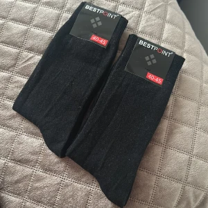 Strumpor - Helt Nya - Nya strumpor av bra kvalitet sälja parvis (50kr/par) eller alla ihop. Kom gärna med förslag på pris i så fall 
