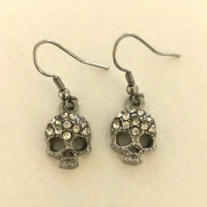 Döskalle örhängen - Döskalle örhängen med silver. Endast använd fåtal gånger. Fråga om fler bilder! 
