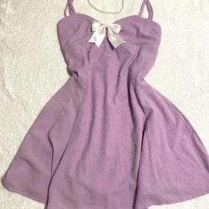 Klänning - Super söt klänning med öppen rygg<3 banden går att justera  OBS accessoarerna ingår EJ(halsband, rosett) 