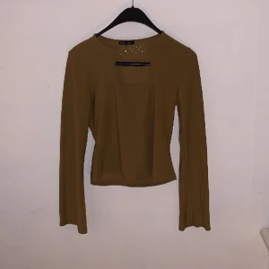 Vintage tröja  - Detta är en tröja som jag fick som en gåva! Den är jätte fin och bekväm men är inte i min storlek tyvärr. Kontakta gärna om du är intresserad! 