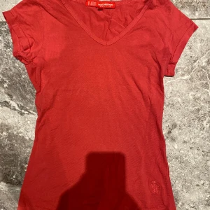 T-shirt stl.xs - Ljusröd t-shirt. Säljer pga stor garderobrensning. Kika gärna på mina andra annonser, säljer mycket. Samfraktar gärna:) 
