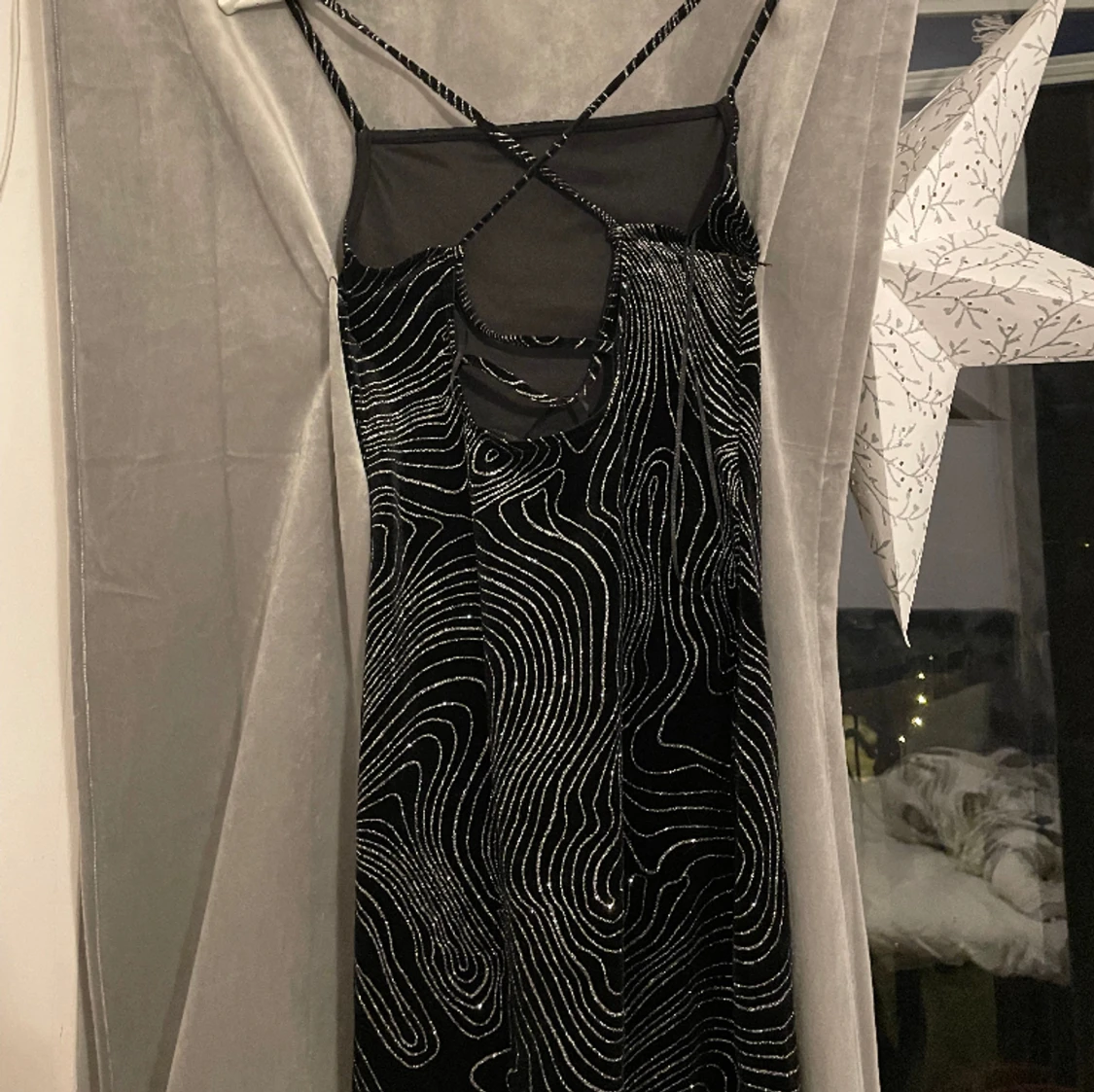 Svart glittrig klänning - 91