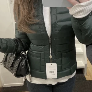 Jott jacka  - Snygg snygg grön jacka från Jott, oanvänd me lapp kvar. ❤️nypris 2000kr❤️använd gärna köp nu ❤️1000 vid snabb affär ❤️