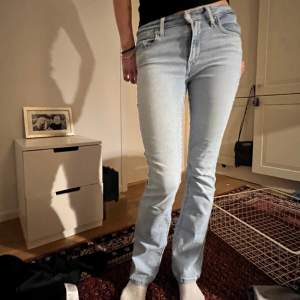 Snygga ljusa Levis jeans i modellen 725, priset kan diskuteras 