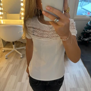 Vit T-shirt  - Säljer denna fina tshirt som är ifrån H&M. Den är i storlek M men sitter som s/xs💗