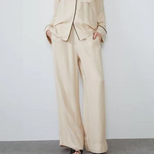 Satin byxor - Beige pyjamas-style kostym byxor storlek small