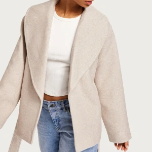 Kappa från veromoda  - Beige kappa från veromoda, får ingen användning av den så säljer ist, skriv för egna bilder ❤️😇