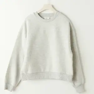Säljer denna superfina gråa tröjan ifrån Ginatricot då den inte längre kommer till anvönding. Den är i bra skick. Ordinarie pris 259kr. Skriv till mig om ni vill ha bättre bilder eller har några frågor💗