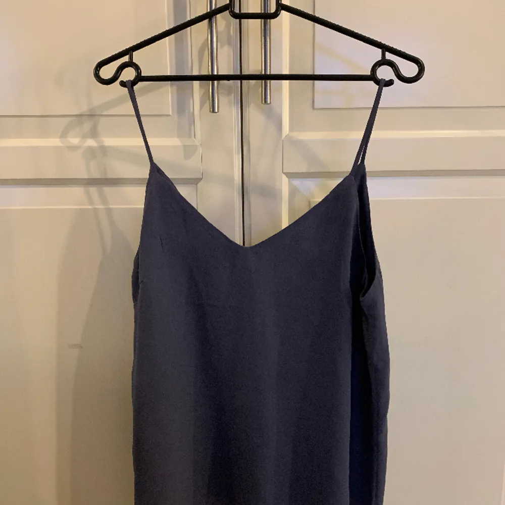 Ett marinblått/lite lila linne som jag använd få tal gånger och som nu bara ligger i garderoben. Köpt på H&M. . Toppar.