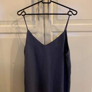 Ett marinblått/lite lila linne som jag använd få tal gånger och som nu bara ligger i garderoben. Köpt på H&M. 