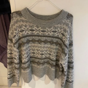 Stickad tröja  - Jättefin och skön stickad tröja i tjockt tyg. Det sticks absolut inte för dig som är känsligt om sånt!  Tröja är i midjelång och otroligt skön speciellt under vintertider.  