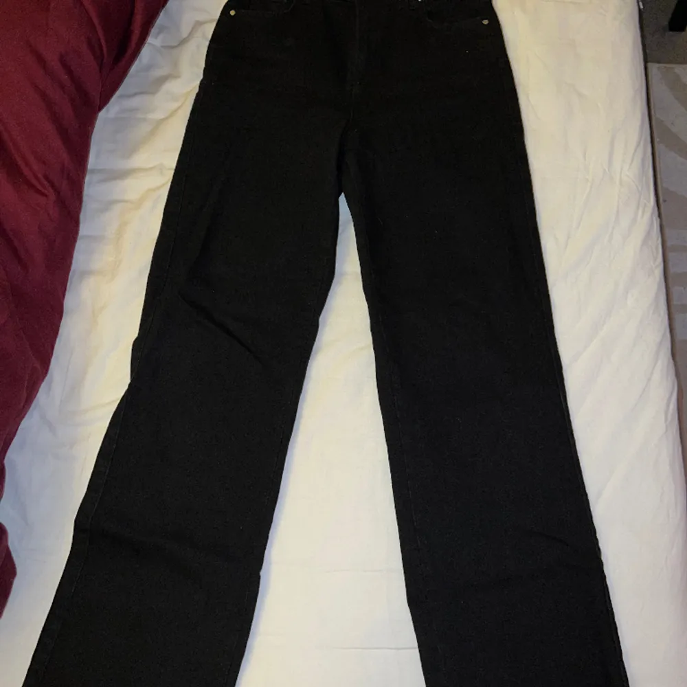 Svarta jeans från madlady, storlek 38 och långa i benen!! Sparsamt använda. Jeans & Byxor.