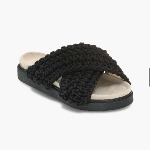 Inuikii tofflor  - Säljer mina svarta inuikii tofflor, fick hem dem i fel storlek. Ändats använda två tre gånger, dem är små i storleken! Skriv privat för mer bilder eller frågor🥰 nypris cirka 2000kr 