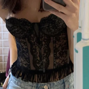 Korsett storlek XS - Säljer min såå snygga korsett som är i storlek xs. Den har så att man kan sätta på axelband eller bara ha utan band. Fransarna längst ner har lossnat lite på ett ställe men det syns inte så mycket och det går att sy fast om man vill☺️