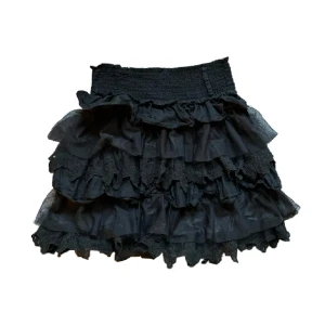 Spets kjol - Söt spets kjol, är i storlek 158/164 barn men passar typ en S💕