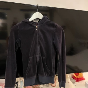 juicy couture tröja  - Super söt juicy couture tröja. Storlek 14. Säljer pågrund av att den ej kommer till användning 