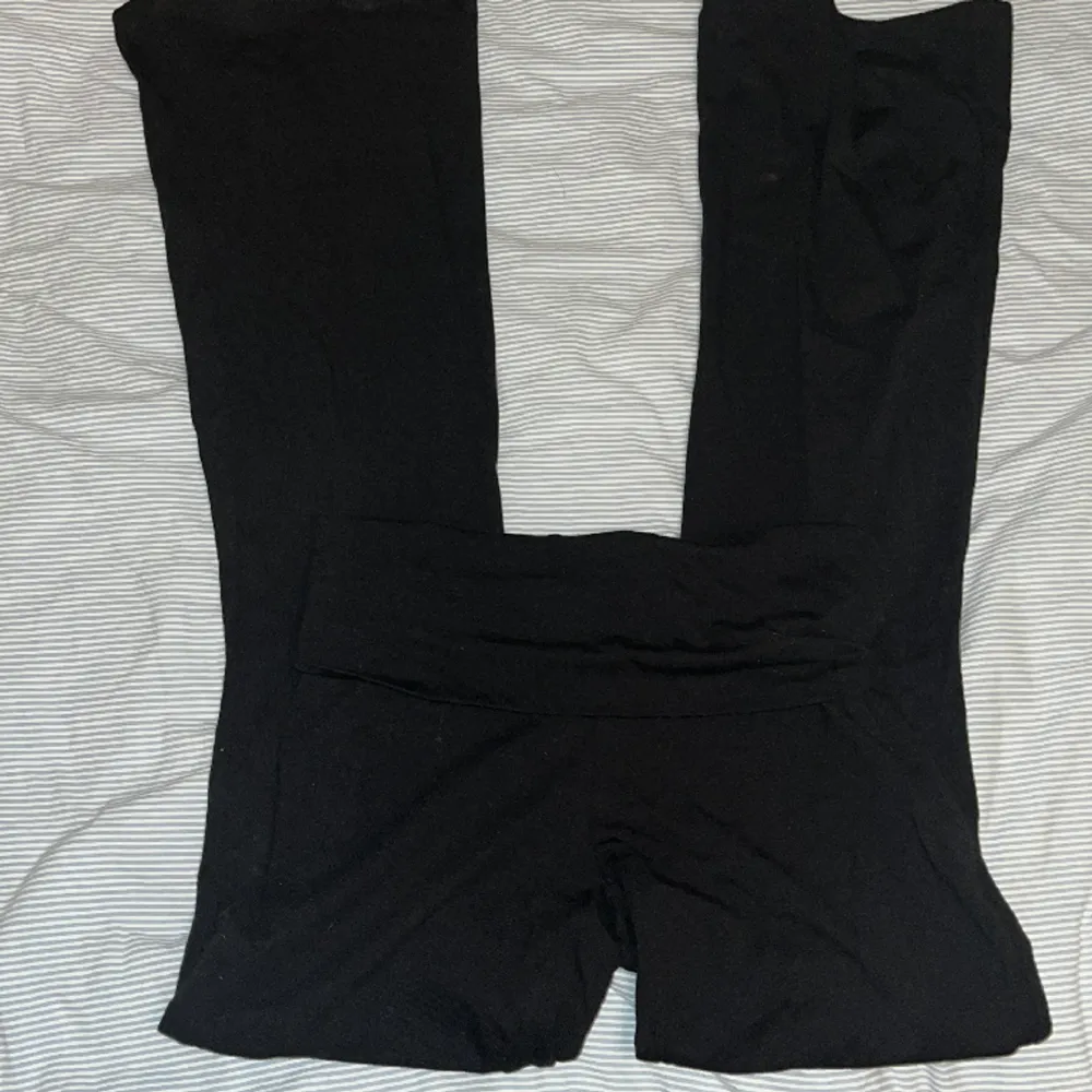 Svarta yoga byxor från Gina tricot, säljs pga köpte nya och dessa inte kommer till användning. Enda defekter är att lappen har blivit bortdragen men inget som störs💕. Jeans & Byxor.