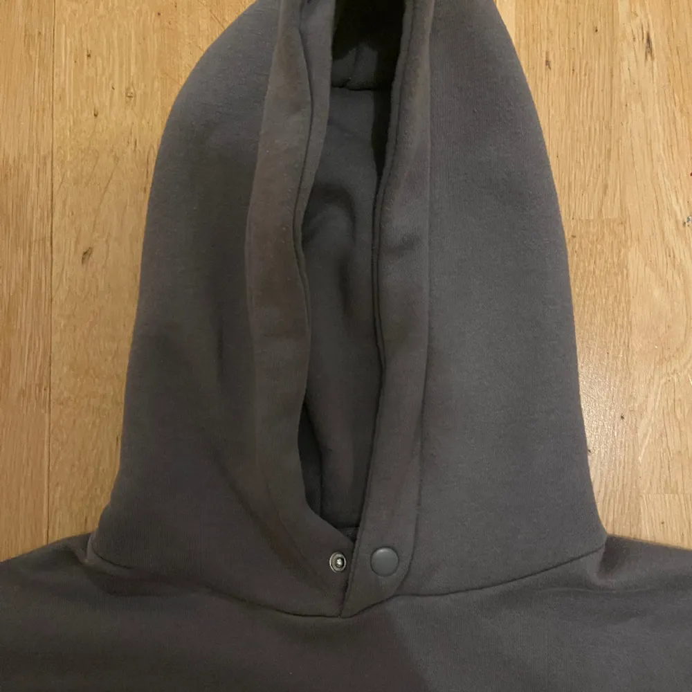 Säljer denna snygga gråa hoodie från Berskha för att den har blivit för liten för mig. Passformen är lite baggy, sitter ungefär som Yeezy X Gap hoodies. Jag är 186 cm. Hör av dig vid minsta fundering!. Hoodies.