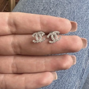 Chanel örhängen  - Fina Chanel örhängen i silver, jätte bra skick. 