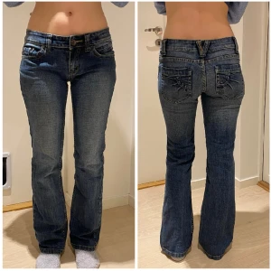 Lågmidjade jeans - Lågmidjade straight Jeans. Innerbenslängd 74cm midjemått 37cm. Står storlek 28/32 men passar min syrra som vanligtvis har w25 w26.