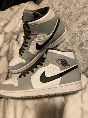 Jordan 1 - Air Jordan 1 Mid Light Smoke Grey  De är i fint skick med inga skador, smuts kan tvättas bort lätt! (Äkta skor, QR kod finns inne) skriv för mer bilder eller funderingar:)