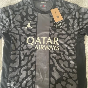 Fotbollströja - PSG fotbollströja, helt ny, aldrig använd, Storlek XXl men för liten, passar nog L-XL. Möts upp i Eslöv/Skåne, frakt går även bra