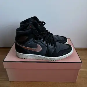 Nike Jordan 1s, vet tyvär inte vilka de är för köpte dom på en second hand i Australien. Inte nyskick så därför rätt billiga. Storlek 42.5. 