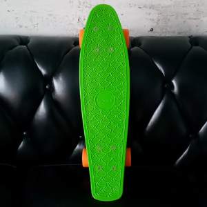 Plast Skateboard Barn, 3+, kan hålla upp till 100kg. Hjulen är orange och självaste brädan grön. 