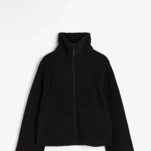 Teddy jacka - Säljer min Teddy jacka från hm i storlek S. I jätte bra skick! Skriv för mer bilder🥰 tryck inte på köp nu!