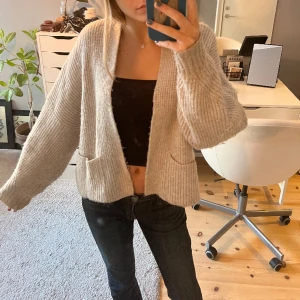 Stickad kofta ⭐️ - Stickad kofta från Asos i strl 38 ✌🏽 Super mysig och skön! Köparen står för frakt. 