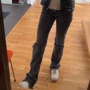 Säljer ett par sjukt snygga gråa flare jeans med hål på ena knät i storlek 36. De är från Gina tricot och är köpte för ett tag sedan, så de finns ej kvar att köpa. Långa i benen på mig som är 165 cm. Skriv för fler bilder 🥰