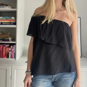One shoulder  - One shoulder topp med volang, köpt på plick och aldrig använt den. (Första bilden är lånad)