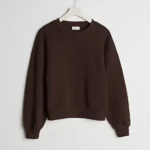 Säljer denna superfina bruna tröja ifrån Gina Tricot då den Inge används längre. Den är i fint skick! Nypris 259kr. Skriv till mig om ni vill ha fler bilder eller har några frågor💗