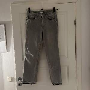 Ett par lågmidjade grå jeans från H&M, säljs på grund av att de va för korta på mig. Endast testade 🩶