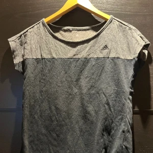 Träningströja - Träningströja från Adidas med text på baksidan