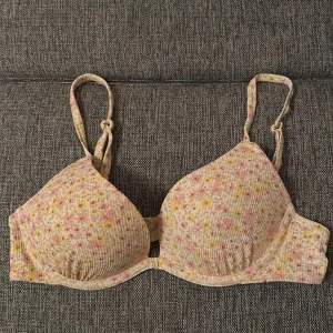 Bikinitopp  - Bikinitopp med blommigt motiv. 