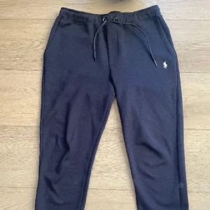 Ralph Lauren Mjukisbyxor - Ralph Lauren, som jag har fått i julklapp, eftersom de inte passade. Storleken är M. Den är därför i nyskick då jag inte har använd de mer än när jag provade de 