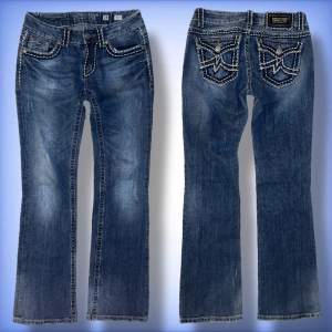 Ett par unika vintage, bootcut och lågmidjade miss me jeans i ett jätte fint skick! Hör av dig om du har frågor!☺️