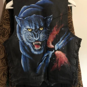 Skinn väst Honda  - Tuff skinnväst med knytning i sidorna i storlek M-L i mycket fint skick ! Bröstmått 2x 48cm som minst ! Swisha till Erica 0709154000